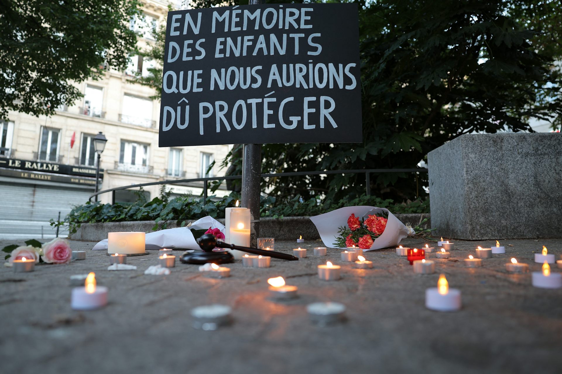 Vue d'une pancarte apposée près du square : « En mémoire des enfants que nous aurions dû protéger »