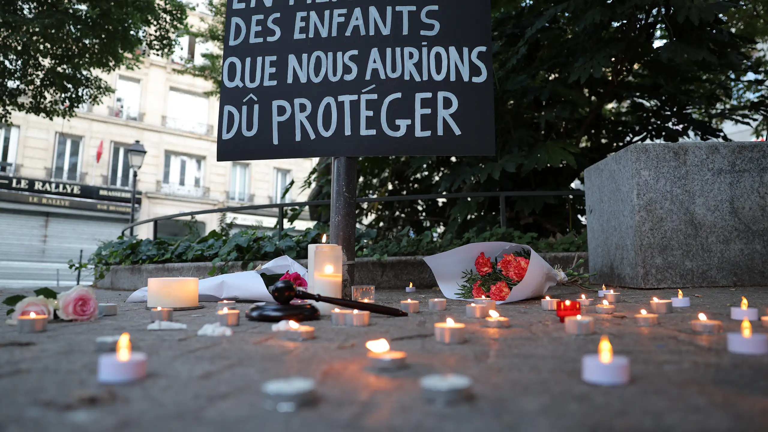 Vue d'une pancarte apposée près du square : « En mémoire des enfants que nous aurions dû protéger »
