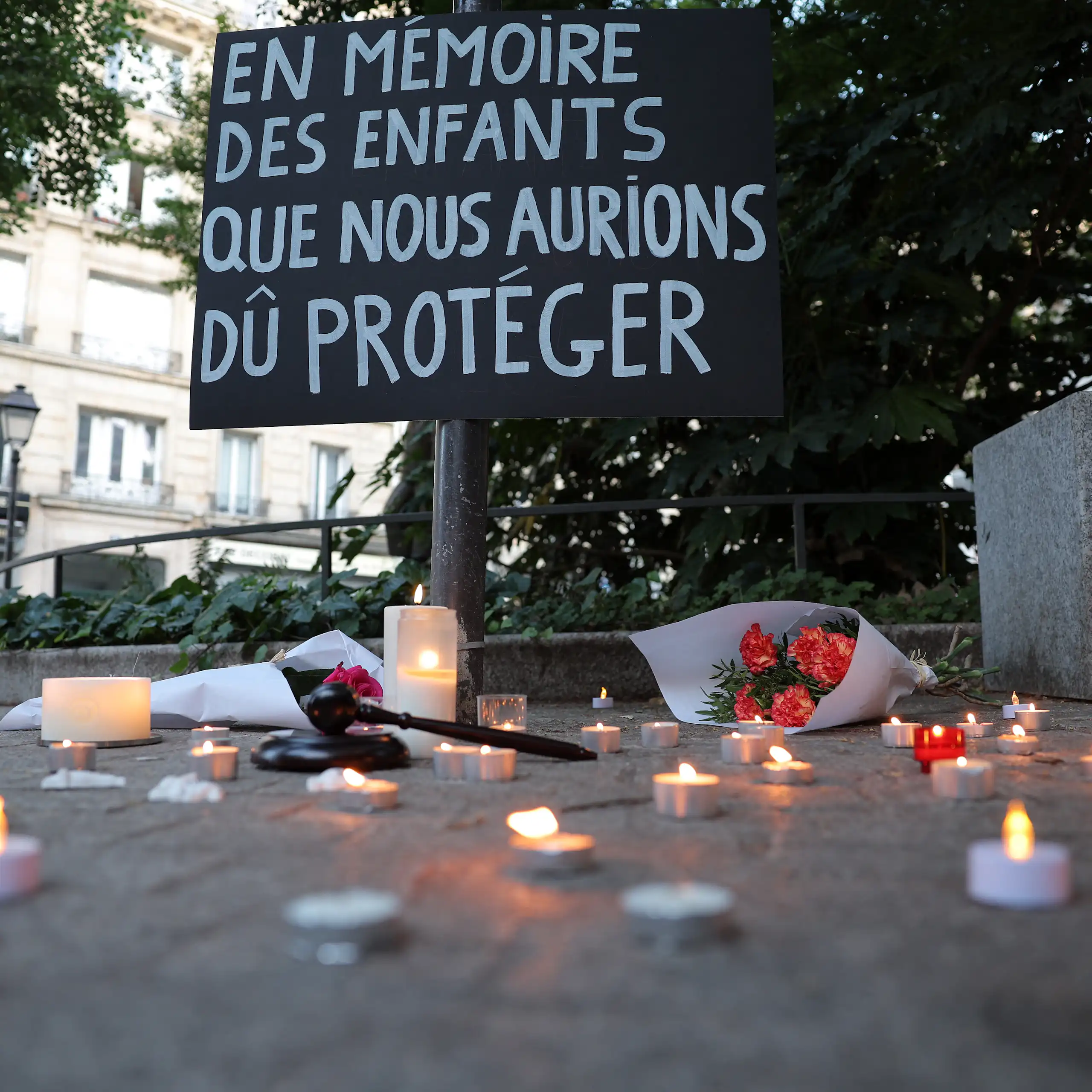 Vue d'une pancarte apposée près du square : « En mémoire des enfants que nous aurions dû protéger »