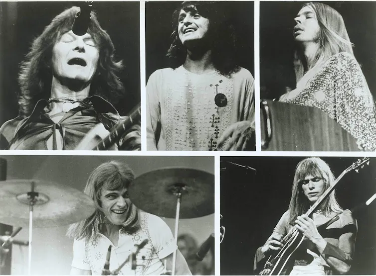 Cinco fotos en blanco y negro de cinco músicos de una banda tocando sus instrumentos y colocados en una especie de collage.