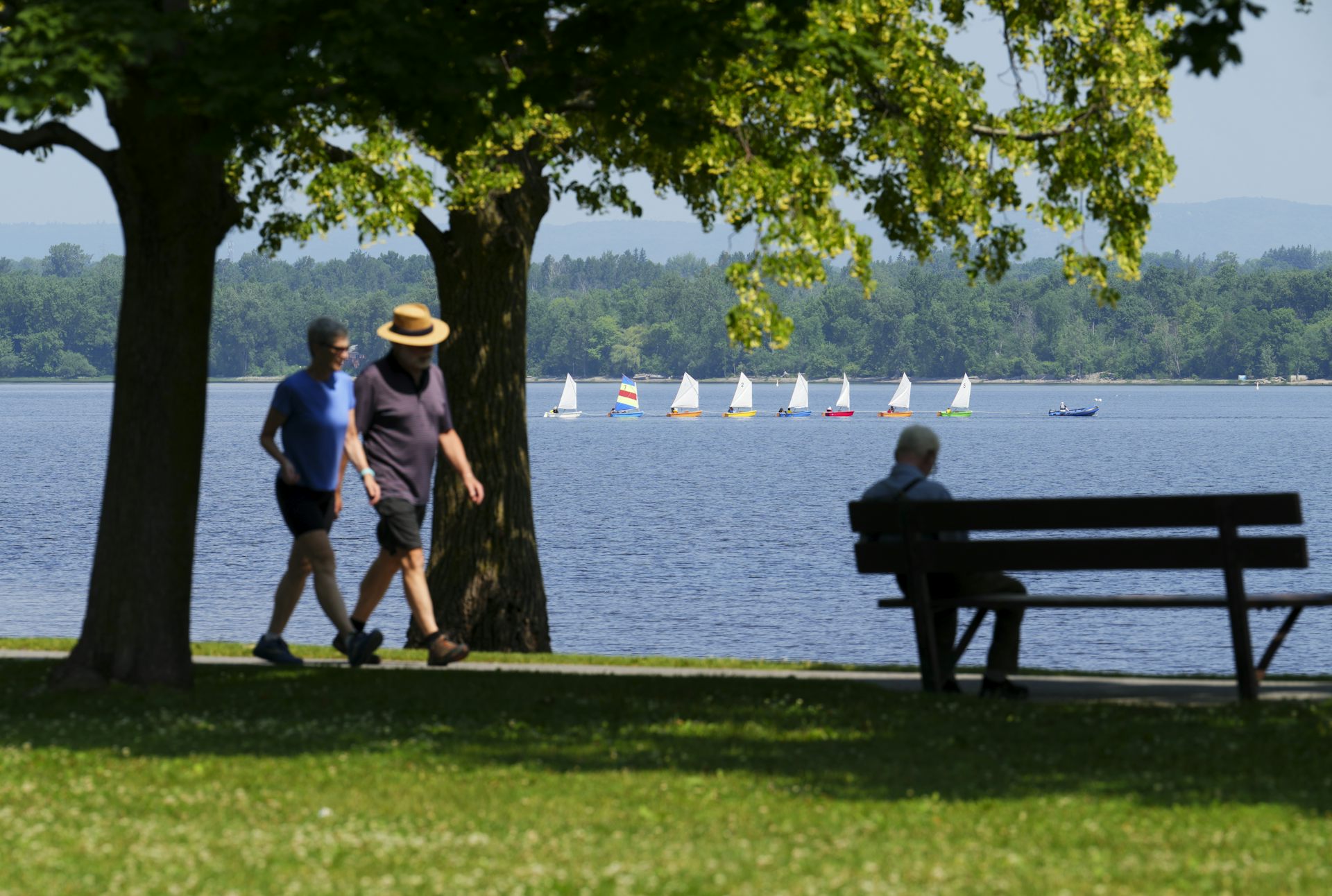 Des gens marchent au bord d'une rive