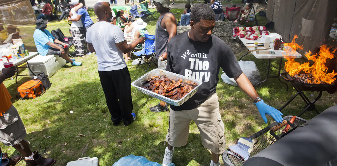 المعنى الحقيقي لـ Juneteenth مكتوب على أطباق اللحوم المدخنة وسلطة البطاطس والبطيخ المعنى الحقيقي لـ Juneteenth مكتوب على أطباق اللحوم المدخنة وسلطة البطاطس والبطيخ