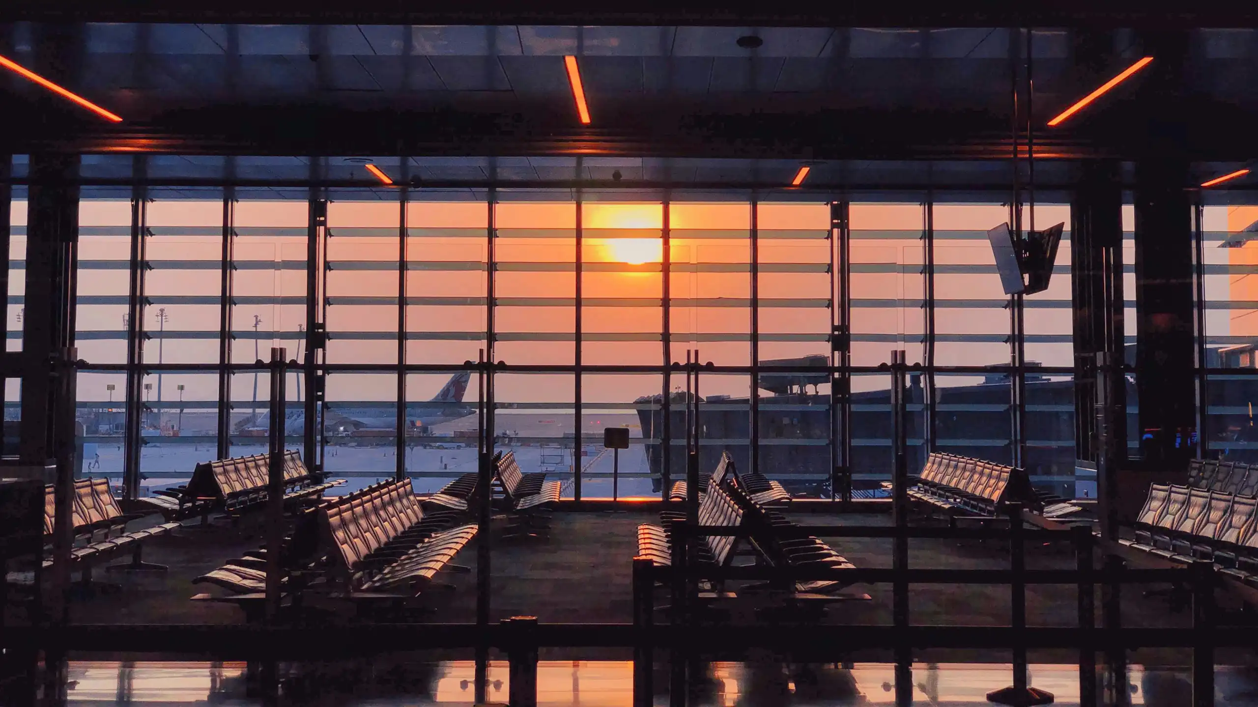 Photographie d'un hall d'aéroport vide.