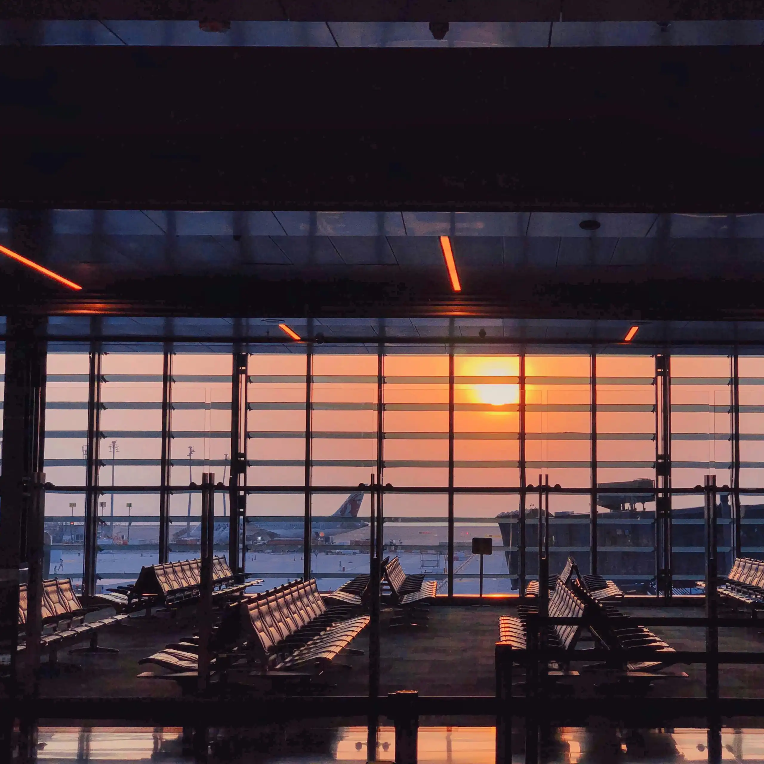 Photographie d'un hall d'aéroport vide.