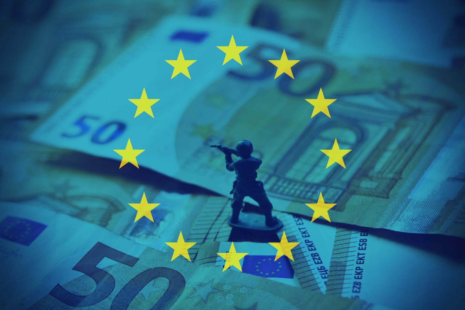 Un soldadito de juguete posado sobre billetes de 50 euros y enmarcado por las estrellas de la bandera de la UE