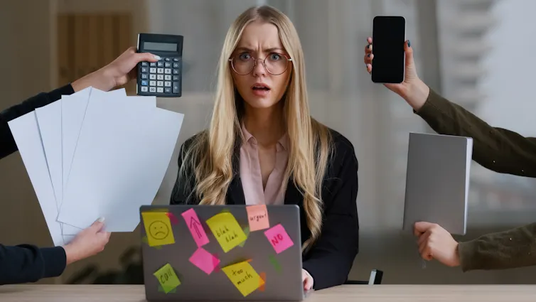 Une femme ayant le sentiment d’être surmenée