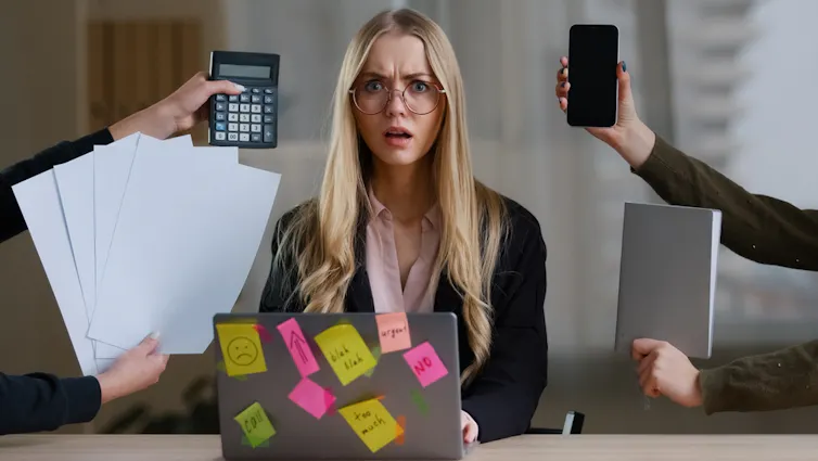 Une femme ayant le sentiment d’être surmenée