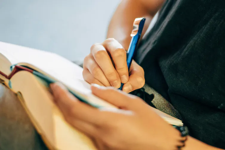 ¿Quieres ser un mejor lector? Aquí se explica cómo practicar la lectura activa. 2 Una persona que toma notas en un libro.