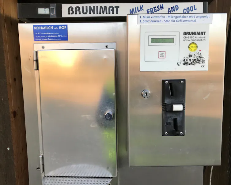 Une machine distributrice grise