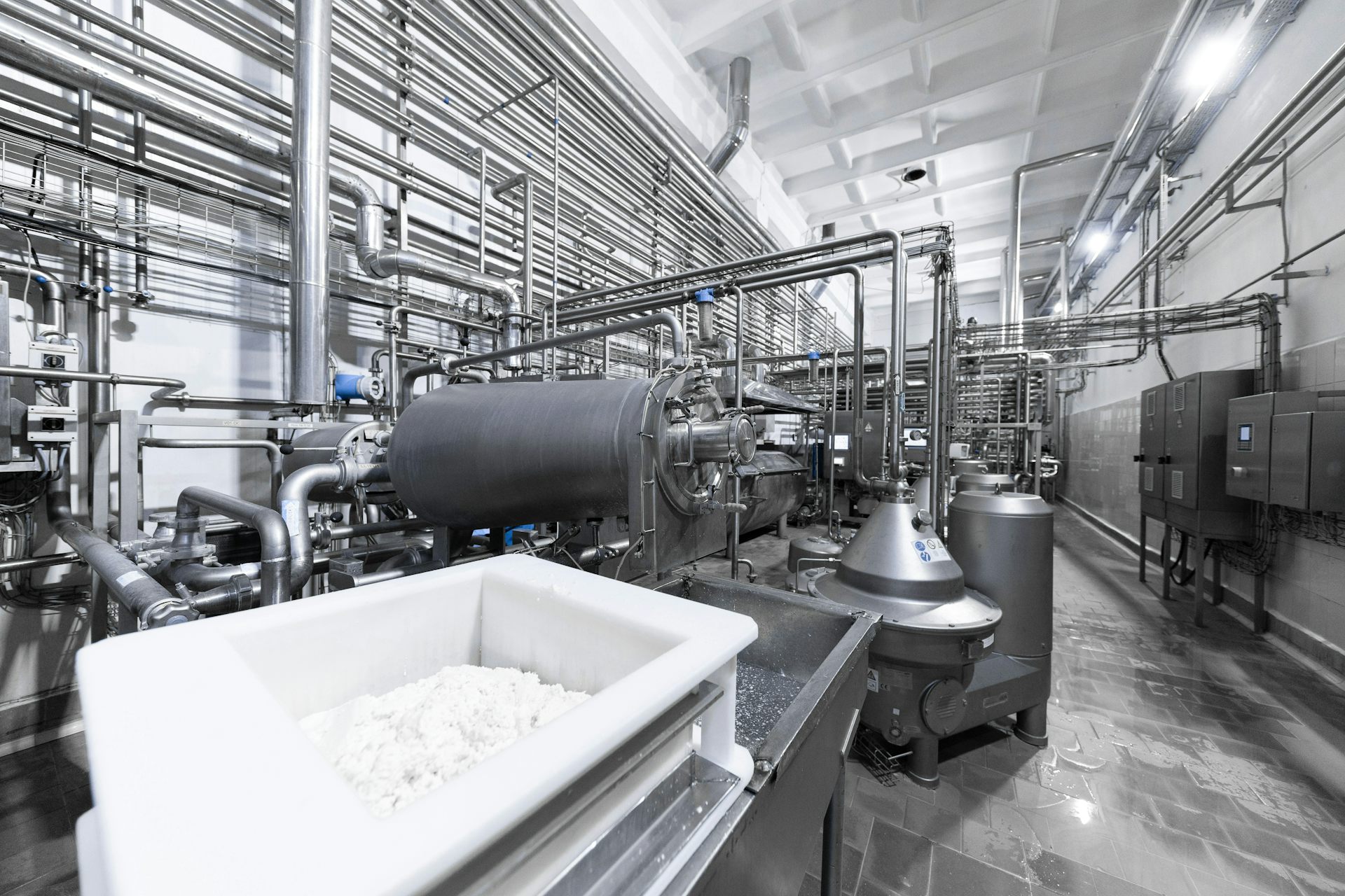 Machinerie et tuyaux dans une industrie