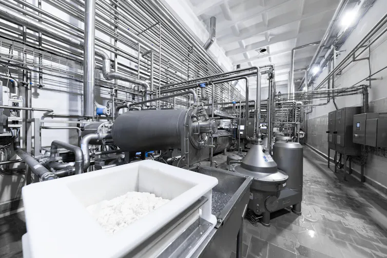 Machinerie et tuyaux dans une industrie