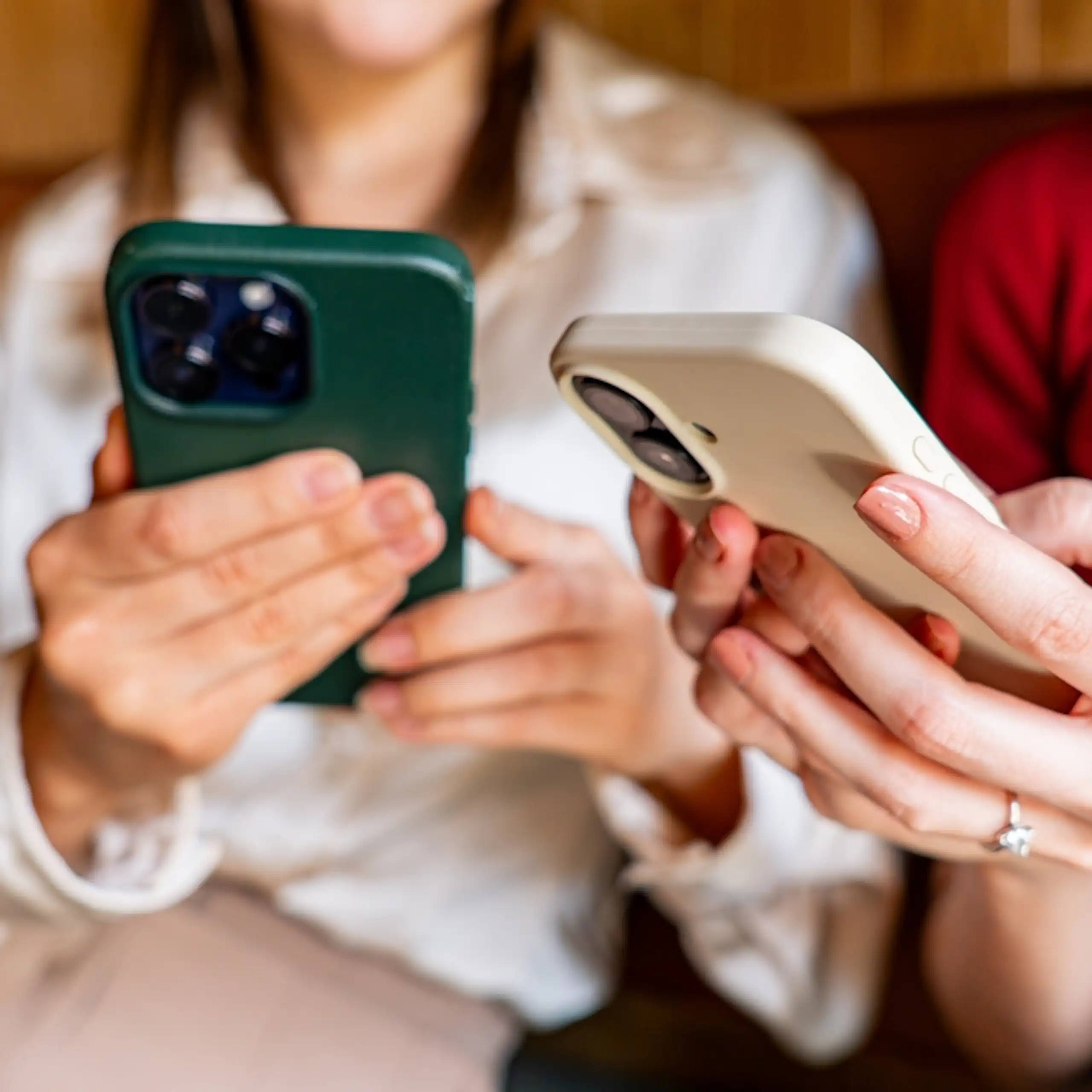 Deux personnes qui consultent des articles sur leurs téléphones.