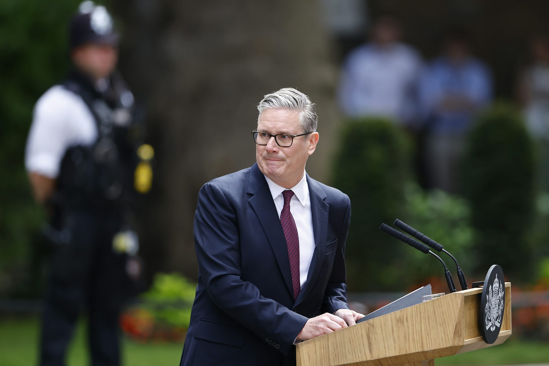 Keir Starmer, con expresión angustiada, ante un atril en Downing Street.