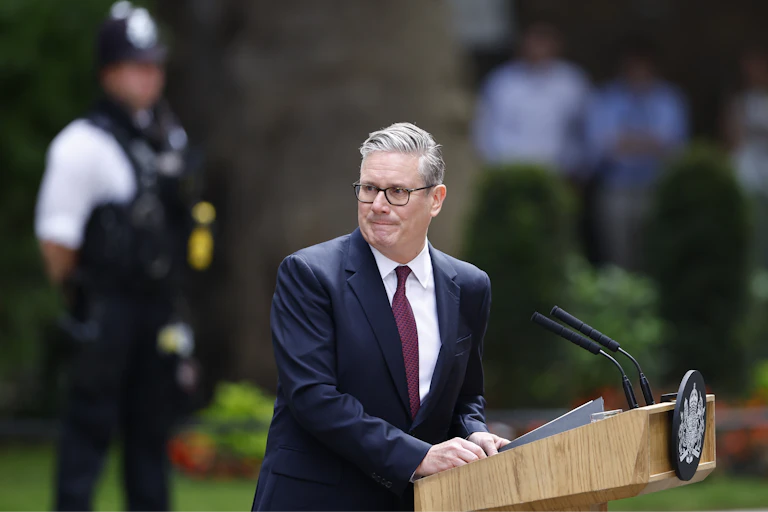 Keir Starmer, con expresión angustiada, ante un atril en Downing Street.