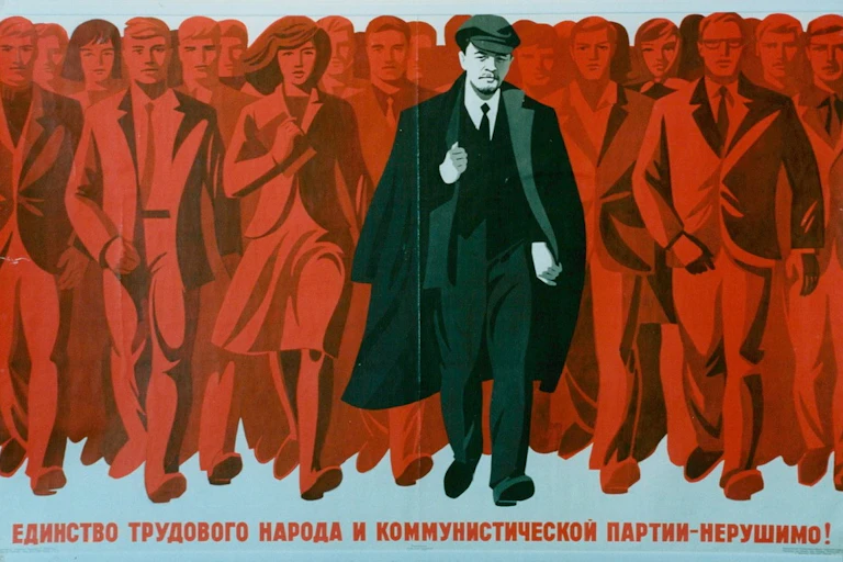 Lénine marche avec des camarades.
