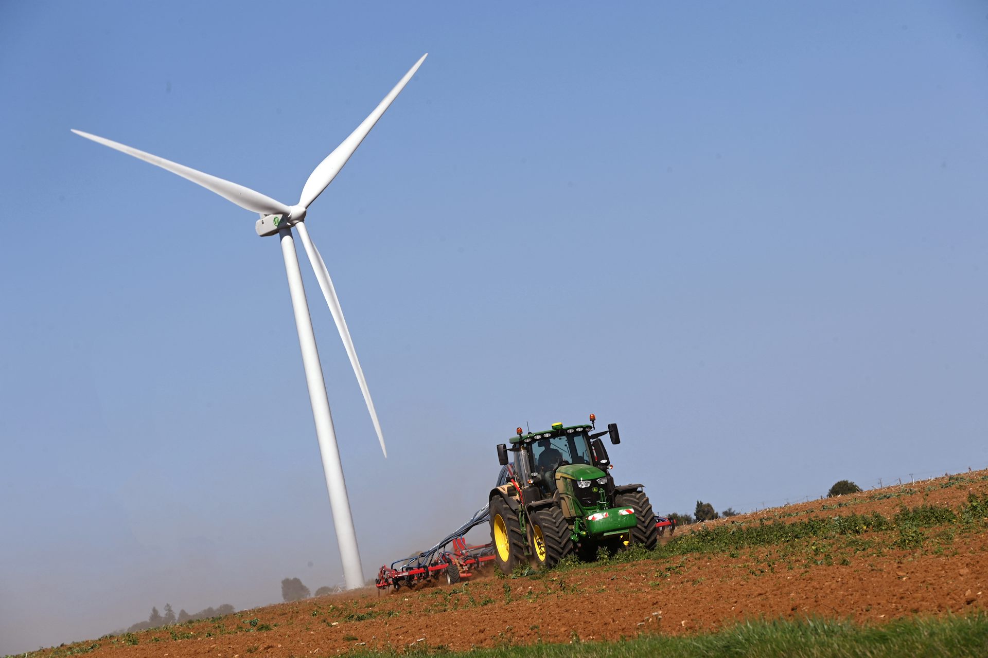 Un agriculteur prépare le sol de ses champs en vue de semer du blé dans quelques semaines, au parc éolien « Les Penages », à Ozouer-le-Doyen, près de Blois, dans le centre de la France, le 19 septembre 2025.