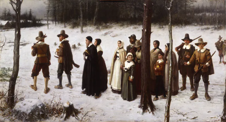 Otra opción revolucionaria de los fundadores de Estados Unidos: la separación de religión y gobierno 2 Alrededor de una docena de personas caminan por un claro del bosque, con nieve en el suelo.