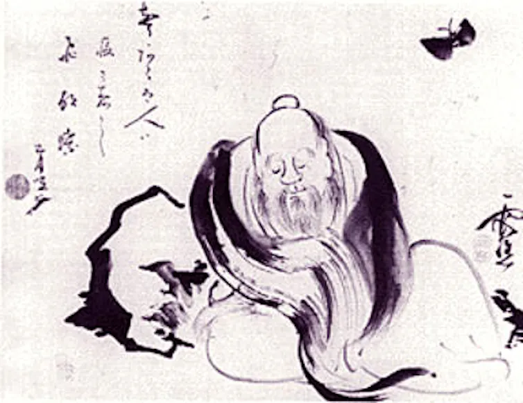 Dibujo en blanco y negro de un hombre con una barba suelta sentado en contemplación, una mariposa flotando sobre él.