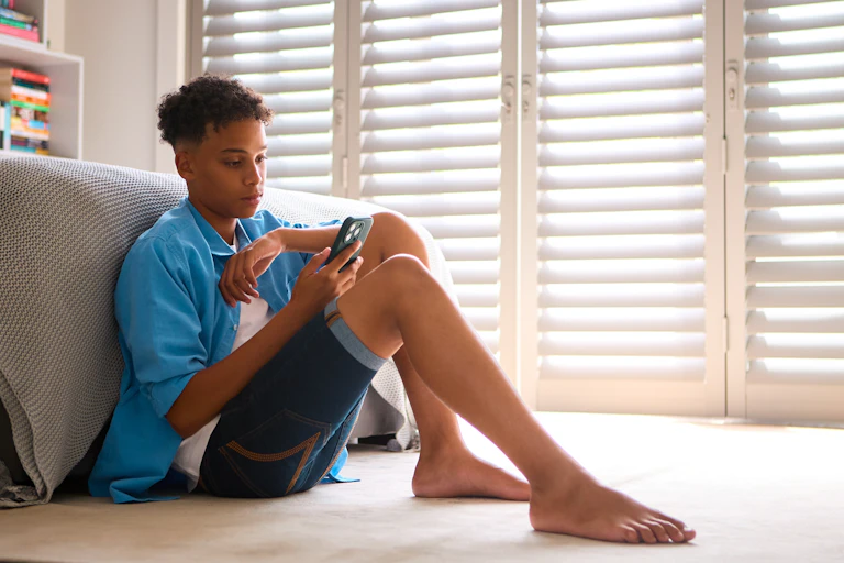 photo d’un adolescent qui regarde un écran