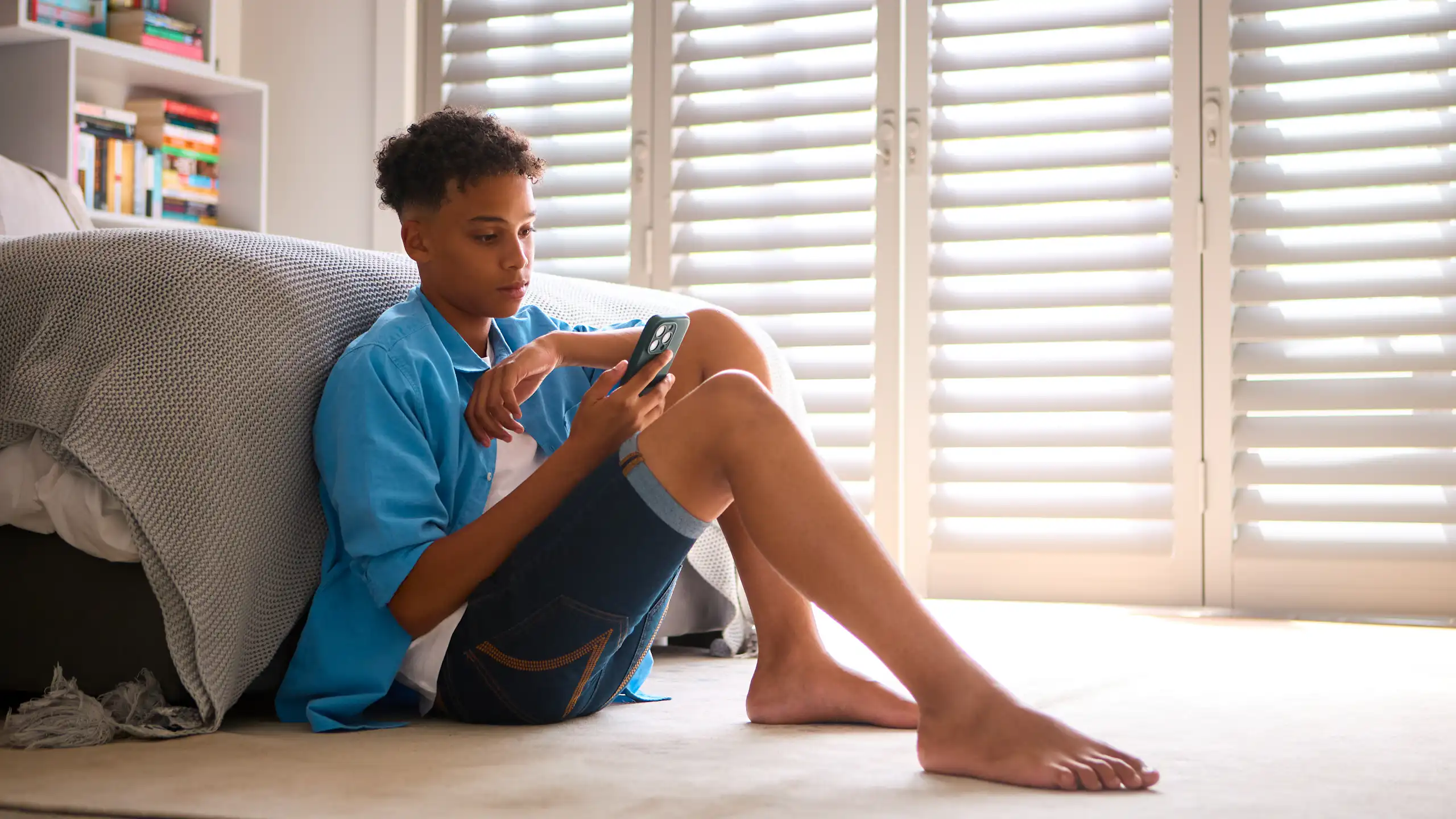 photo d’un adolescent qui regarde un écran