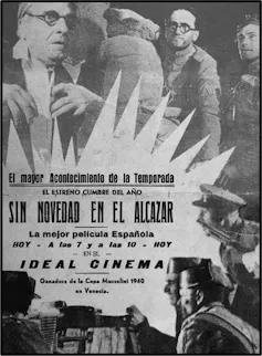Cartel que anuncia la proyección de _Sin novedad en el Alcázar_ en Madrid.