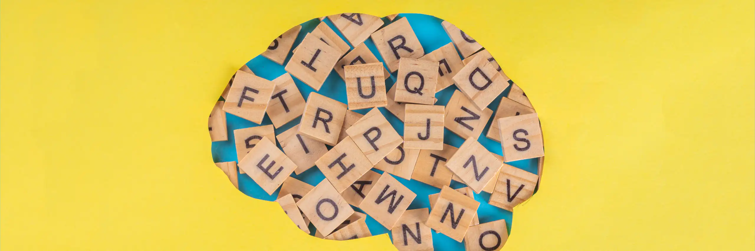 Dibujo de un cerebro con letras del Scrabble dentro