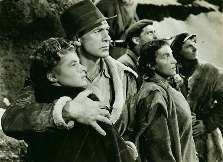 ¿Realmente se hicieron muchas películas sobre la Guerra Civil Española? 1 Un hombre abraza a una mujer mientras miran al cielo.