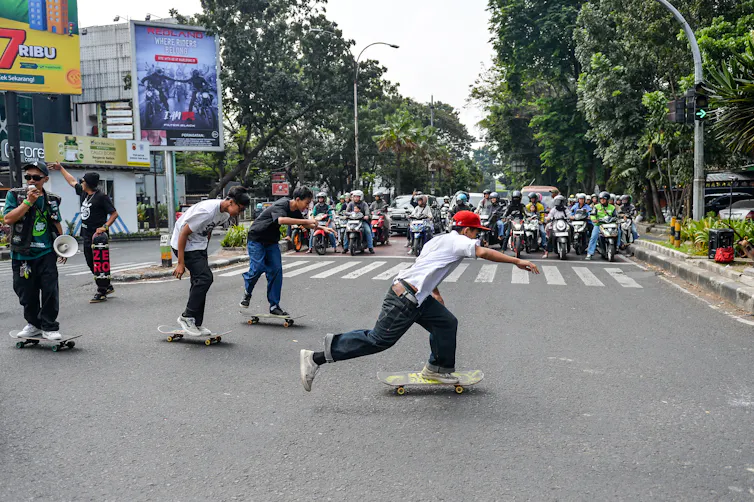 Investasi pada fasilitas olahraga berkaitan dengan kebijakan kesehatan publik.