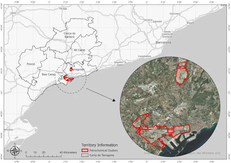 Un mapa que muestra la localización de la industria petroquímica cerca de la costa en el Camp de Tarragona