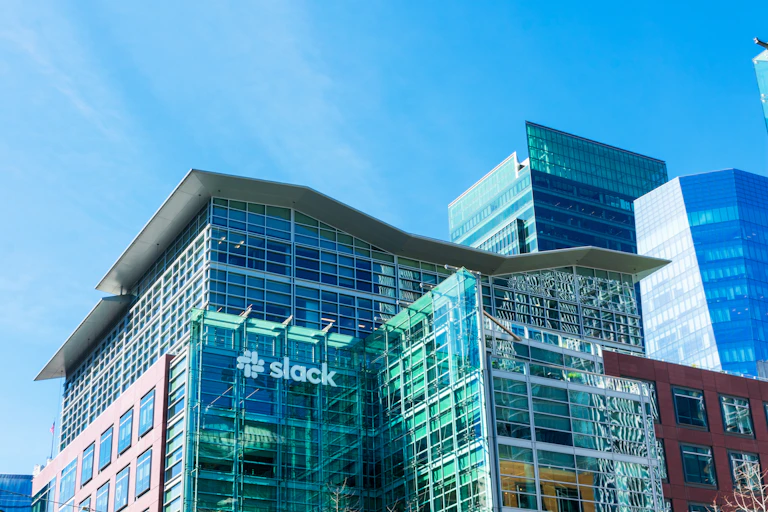 Vue du building en verre du siège social de l’entreprise Slack en Californie.