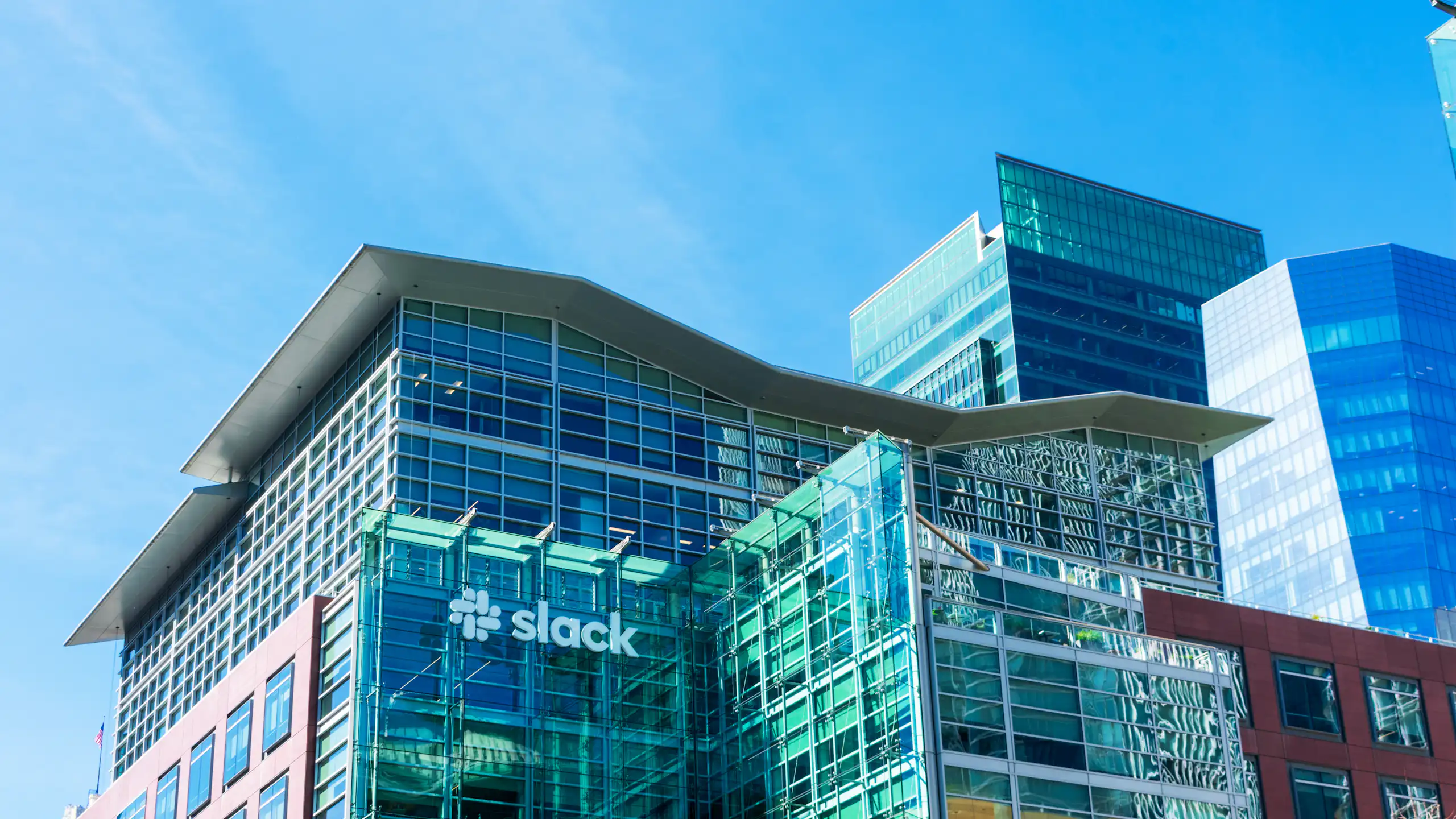 Vue du building en verre du siège social de l’entreprise Slack en Californie.
