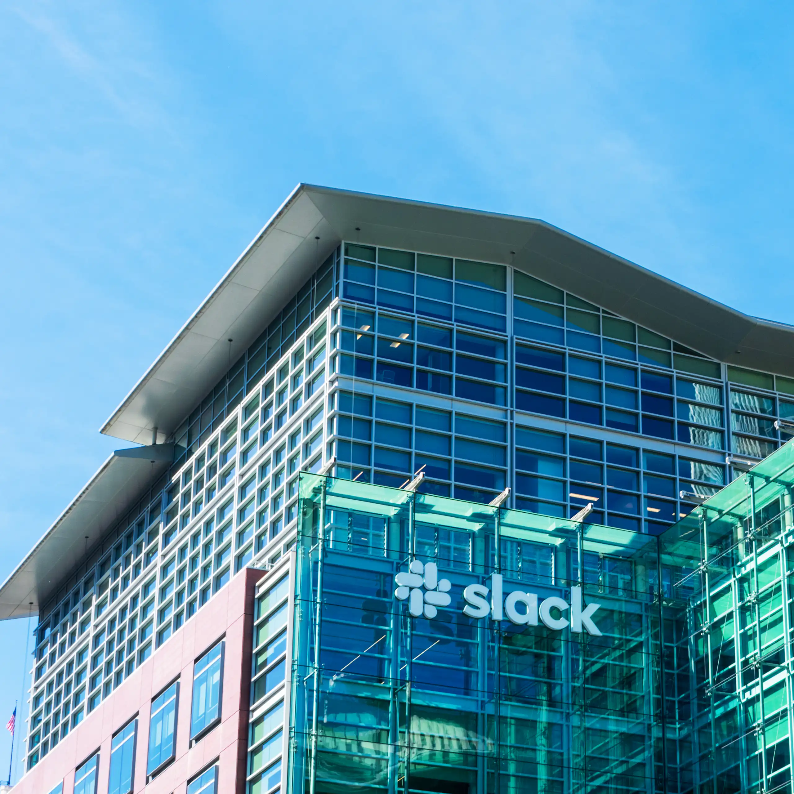 Vue du building en verre du siège social de l’entreprise Slack en Californie.