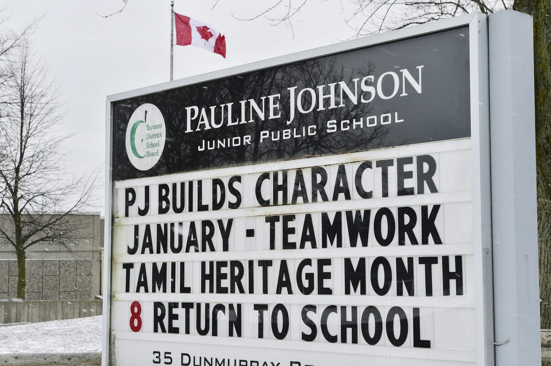 El letrero dice Mes de la Herencia Tamil de la Escuela Pública Pauline Johnson.