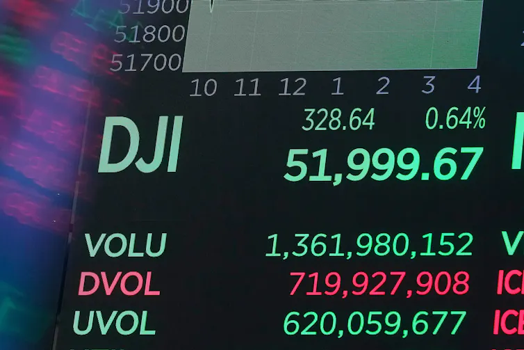Cuando las empresas enfrentan amenazas hostiles de adquisición, recurren a ESG, y toda la comunidad se beneficia 1 El tablero digital muestra el número final del Dow Jones Industrial Average