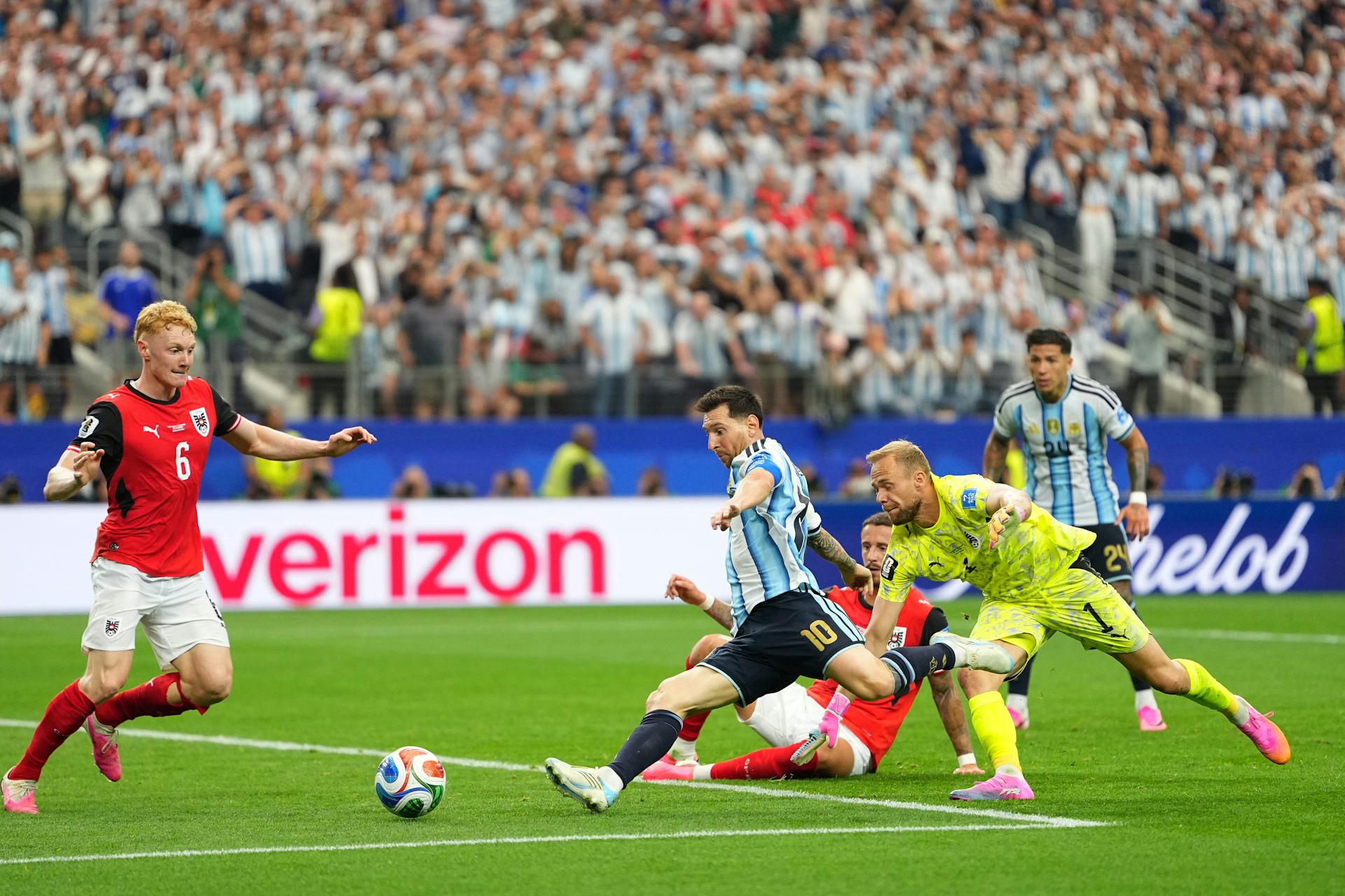 Pemain Argentina, Lionel Messi (tengah), mencetak gol kedua bagi timnya saat menghadapi Austria di fase grup Piala Dunia 2026.