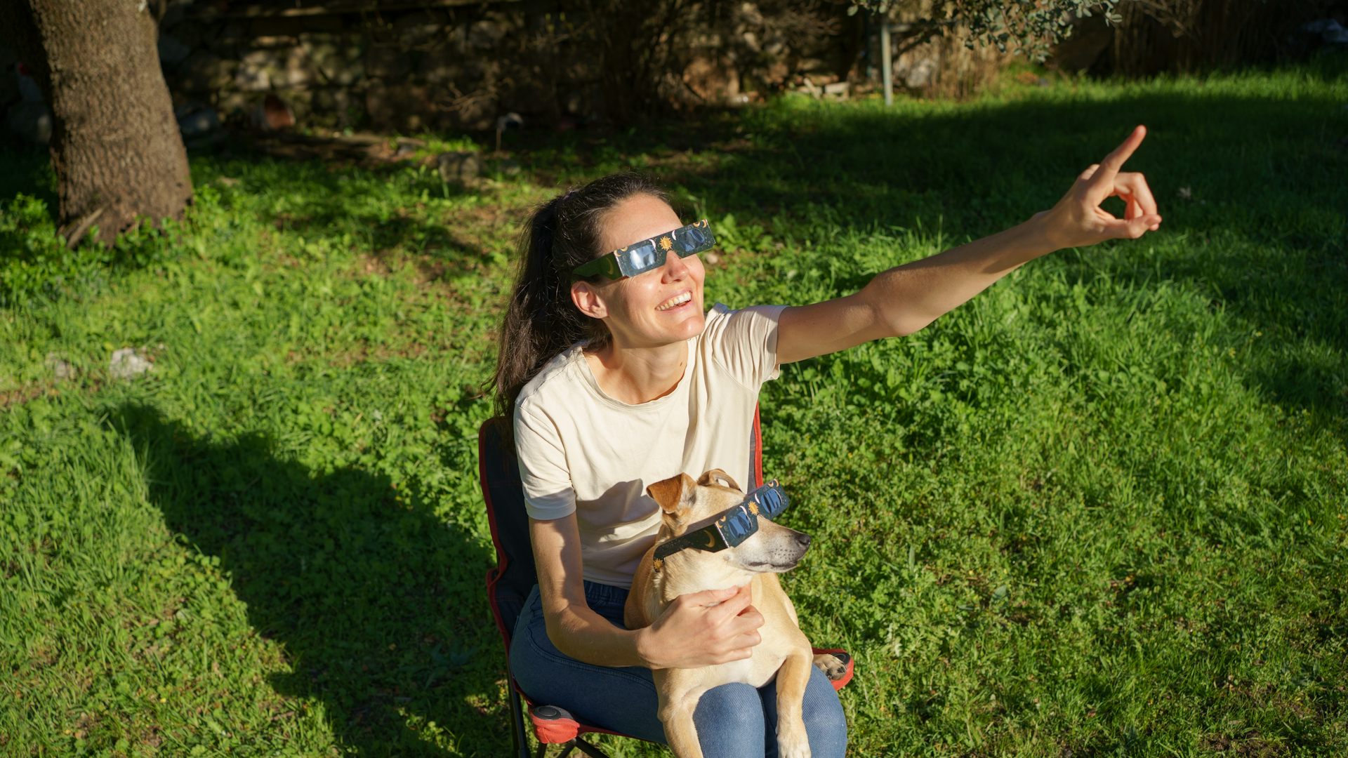 Una mujer y un perro con gafas oscuras