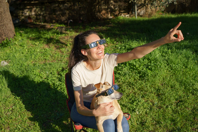 Una mujer y un perro con gafas oscuras