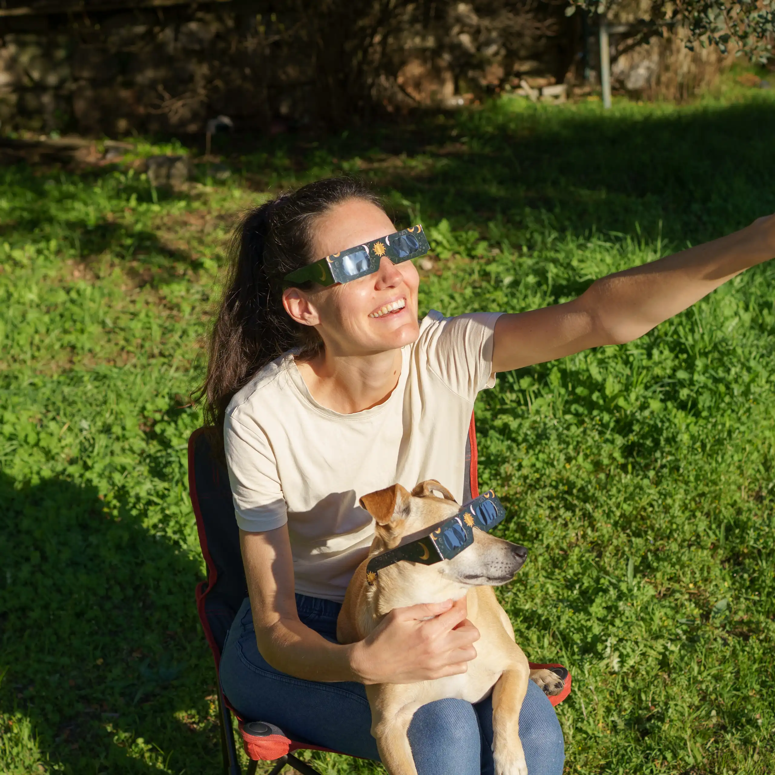 Una mujer y un perro con gafas oscuras