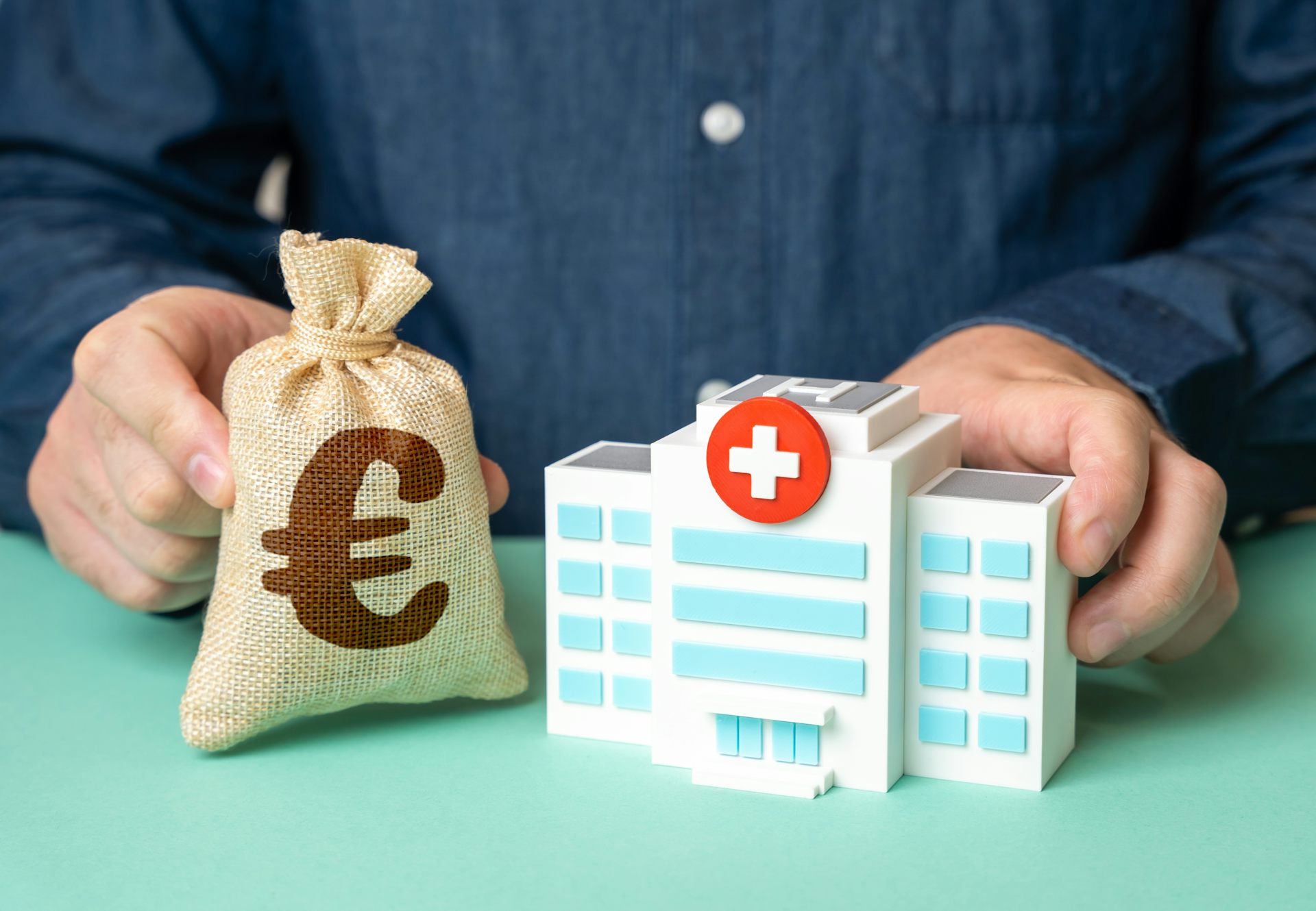 Un hôpital avec un logo euro à côté.