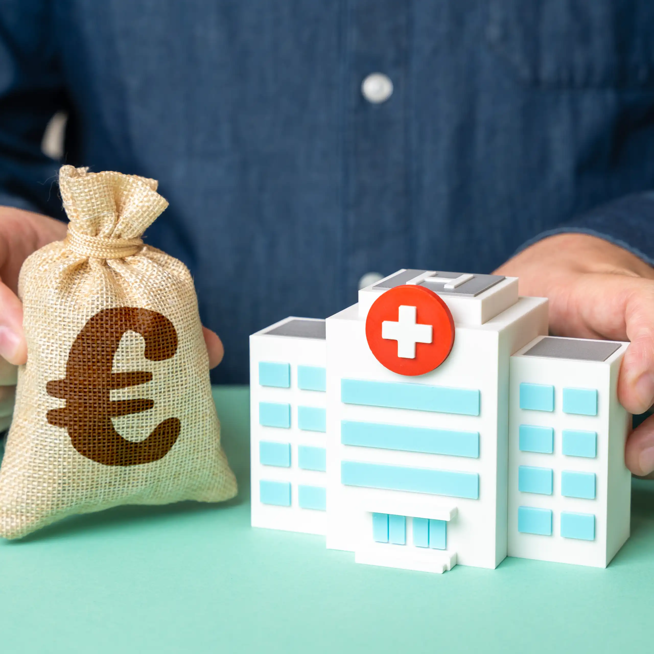 Un hôpital avec un logo euro à côté.