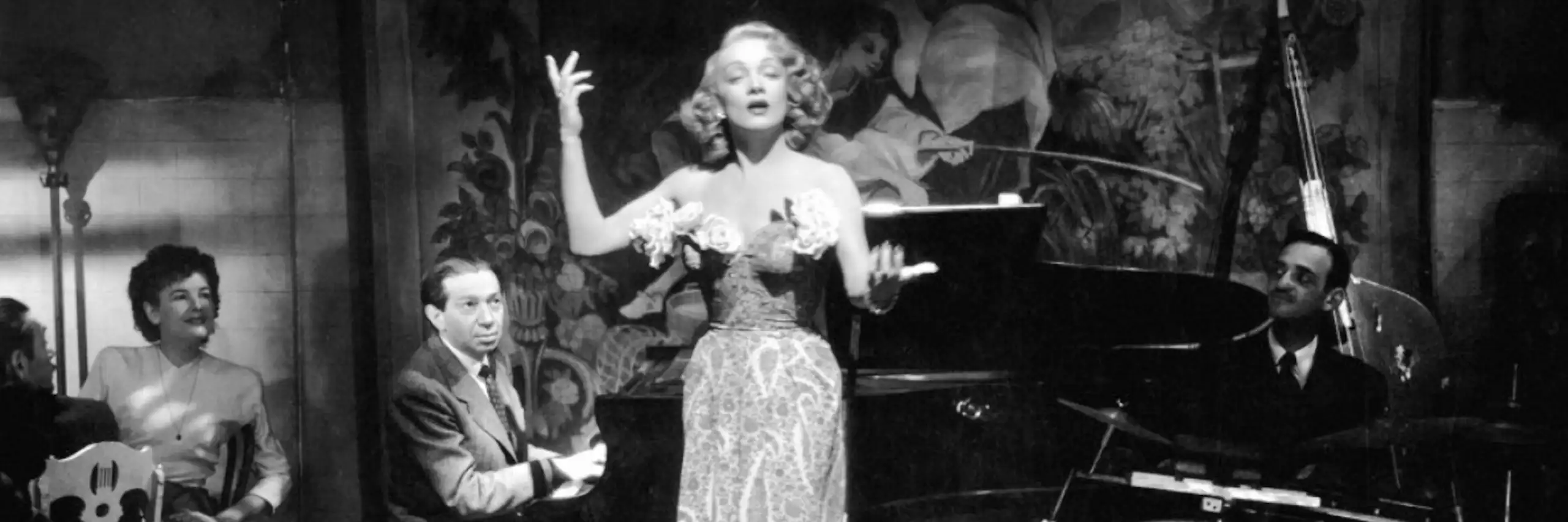 Capture d'écran de la scène où Marlène Dietrich chante dans un cabaret.