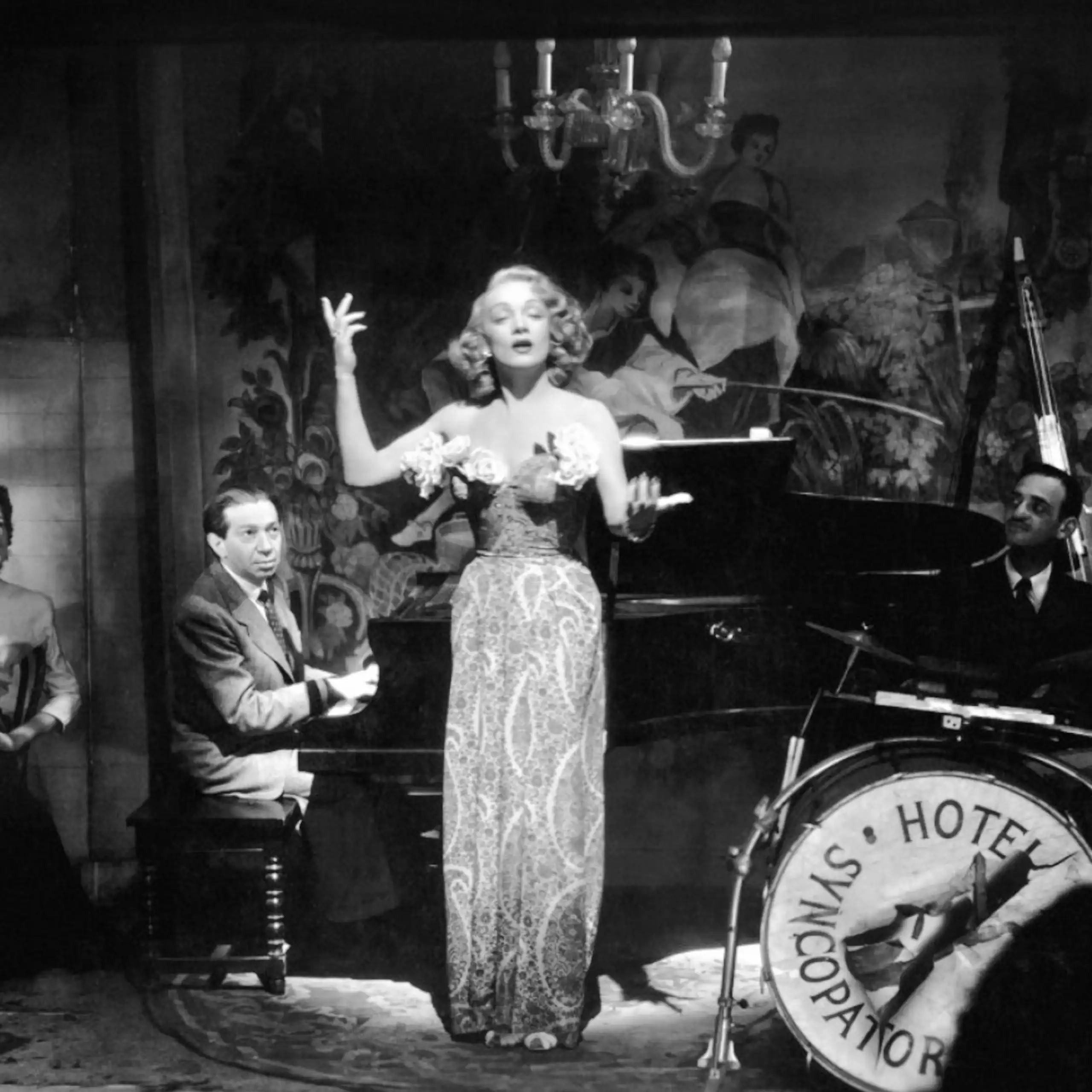 Capture d'écran de la scène où Marlène Dietrich chante dans un cabaret.