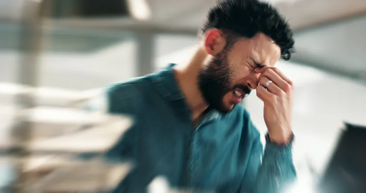 Photo d’un homme à l’air stressé.