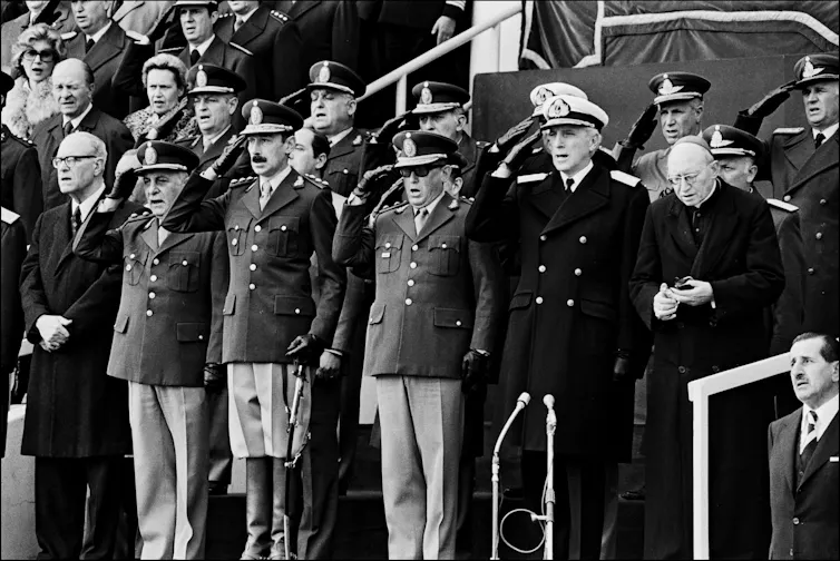 ¿La Copa del Mundo favorece a las naciones democráticas o autocráticas? Hice algunos números para averiguarlo. 1 Un grupo de hombres uniformados saludan.