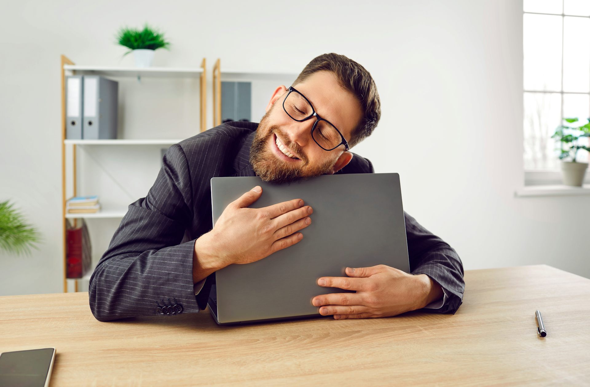 Une personne avec son ordinateur dans les bras.