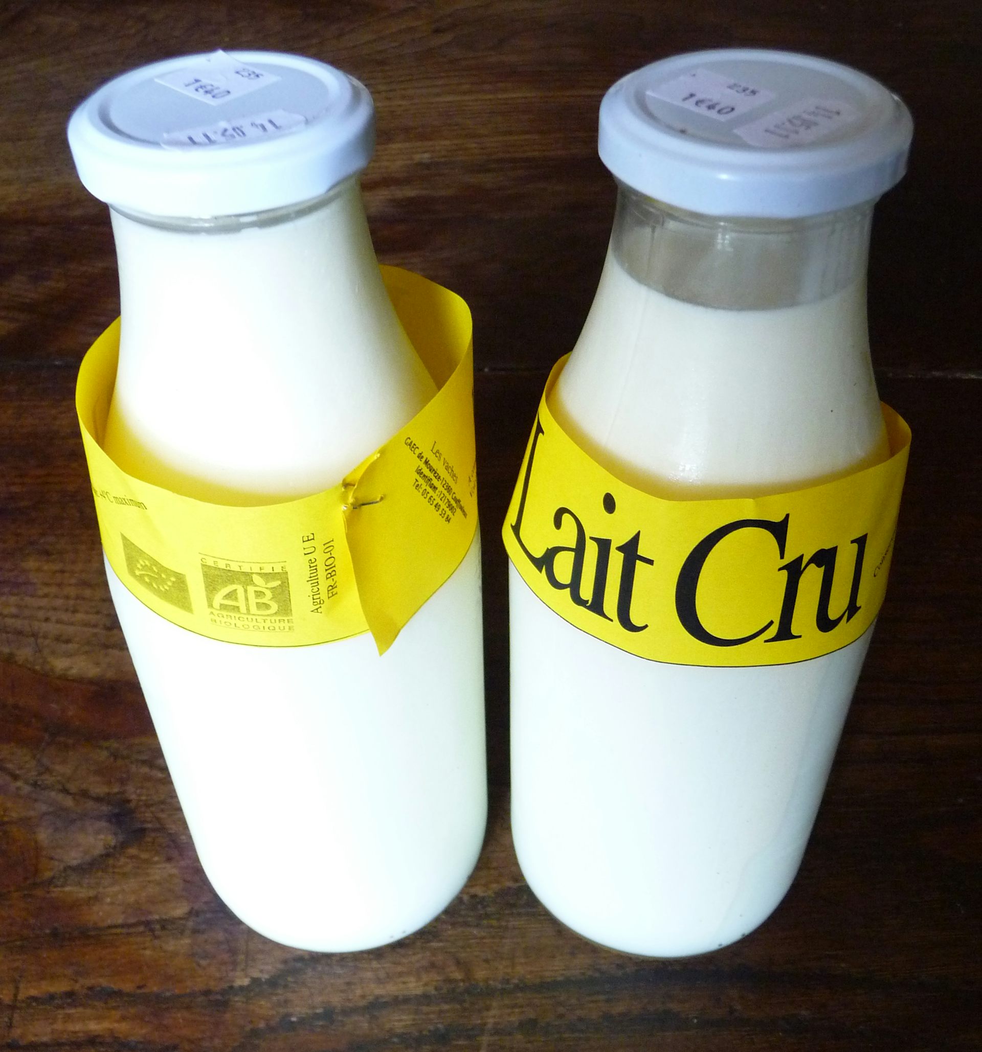 Deux bouteilles de lait avec un étiquette jaune