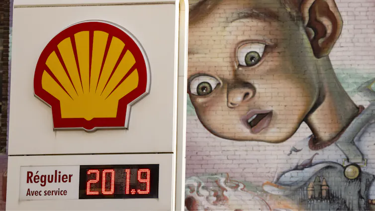 exhibido en una gasolinera Shell con un precio de 201,9 centavos, detrás hay un mural de un niño con una expresión de sorpresa en su rostro.