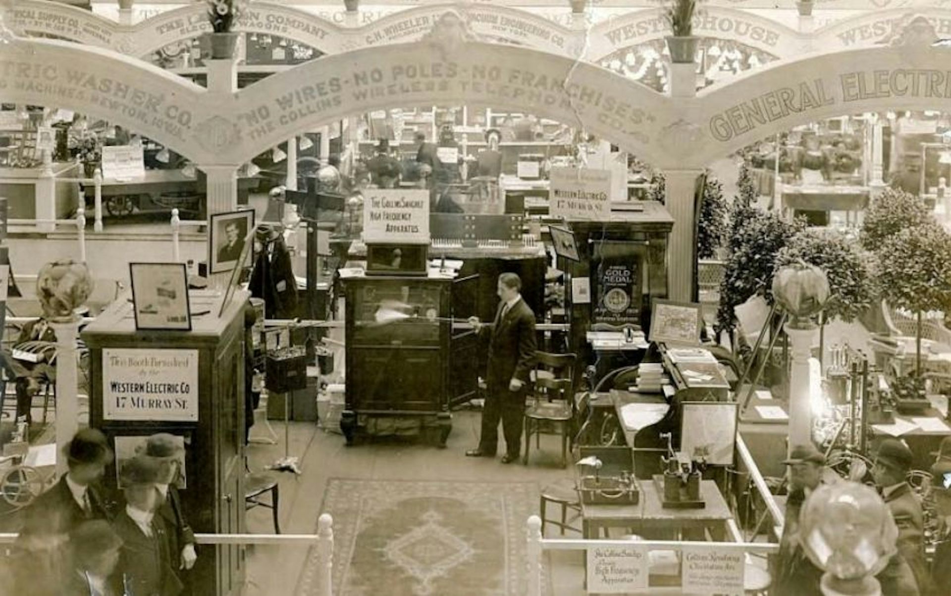 Mónico Sánchez en la III Exhibición de la Electricidad en el Madison Square Garden de Nueva York.