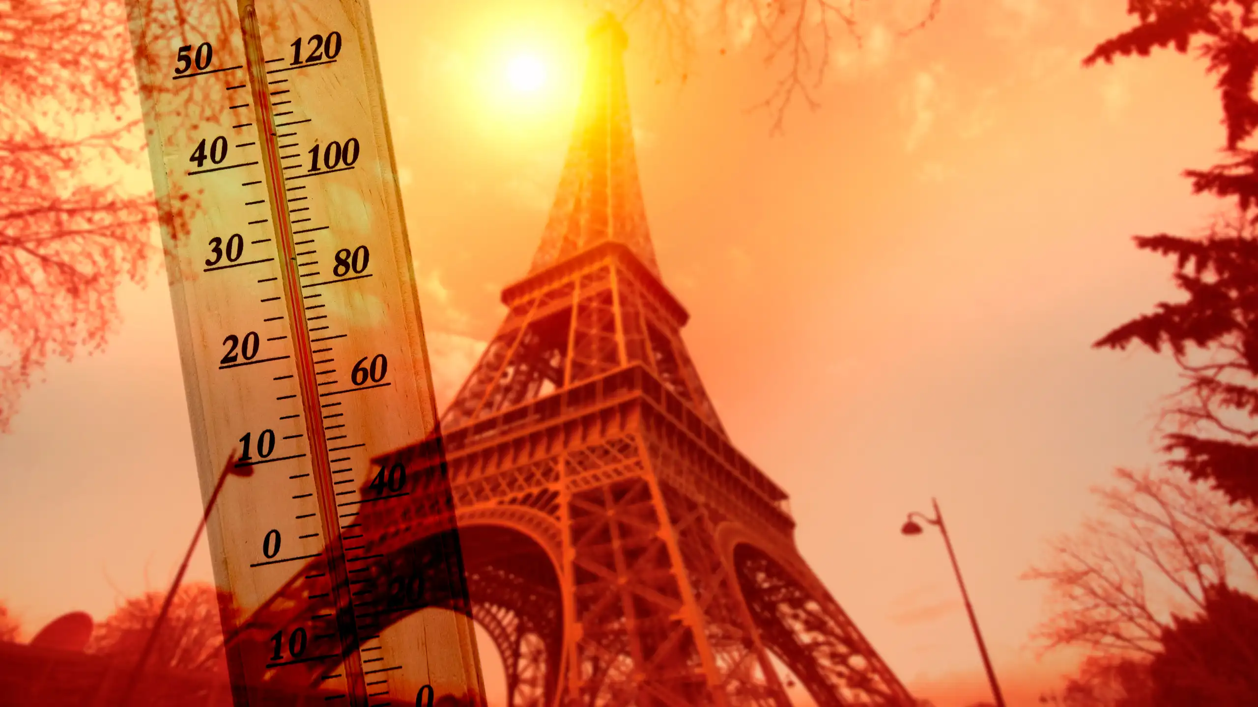 Une photo de la tour Eiffel baignée par le soleil brûlant, avec un thermomètre indiquant une température élevée.