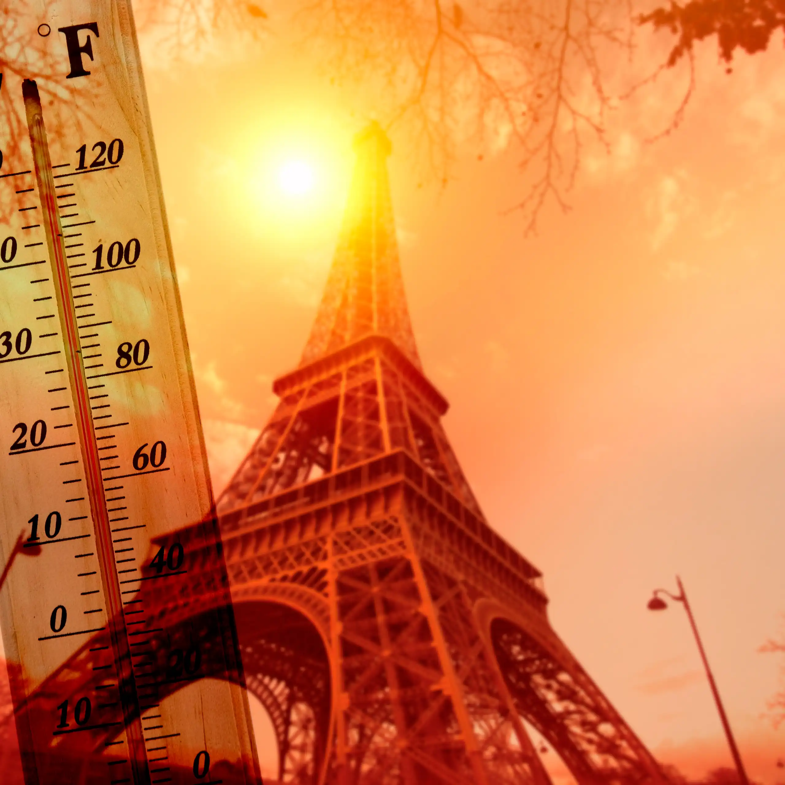 Une photo de la tour Eiffel baignée par le soleil brûlant, avec un thermomètre indiquant une température élevée.